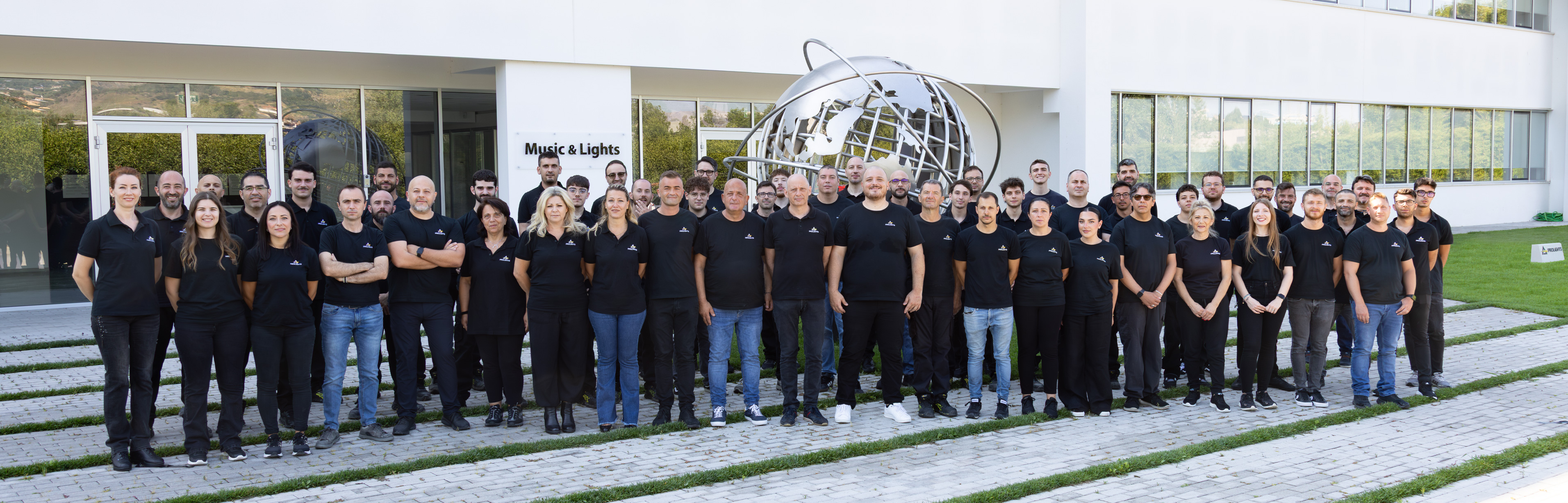 Il team Music & Lights davanti alla sede di Minturno