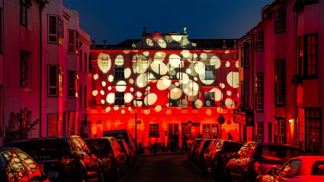 PROLIGHTS Smart Bat per la campagna “Light in red”