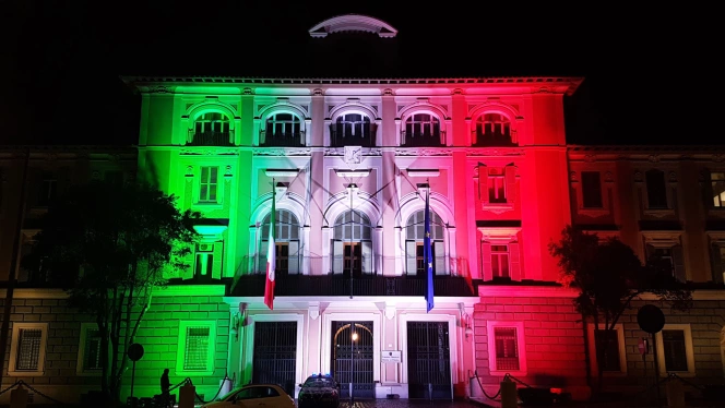 PROLIGHTS ArcPod light up government building