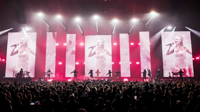 PROLIGHTS SunBlast 3000FC strobed Zara Larsson's stage