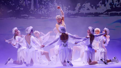 I proiettori PROLIGHTS illuminano Swan Lake on Ice ad Abu Dhabi
