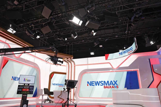 I Proiettori PROLIGHTS Illuminano il Nuovo Studio TV di Newsmax Balkans a Belgrado