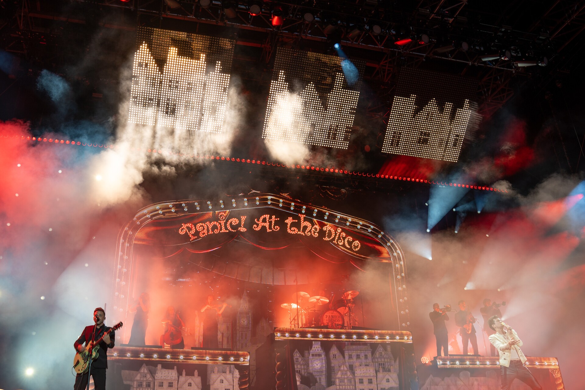 HaluPix Duo crea un'energia visiva straordinaria al When We Were Young Festival