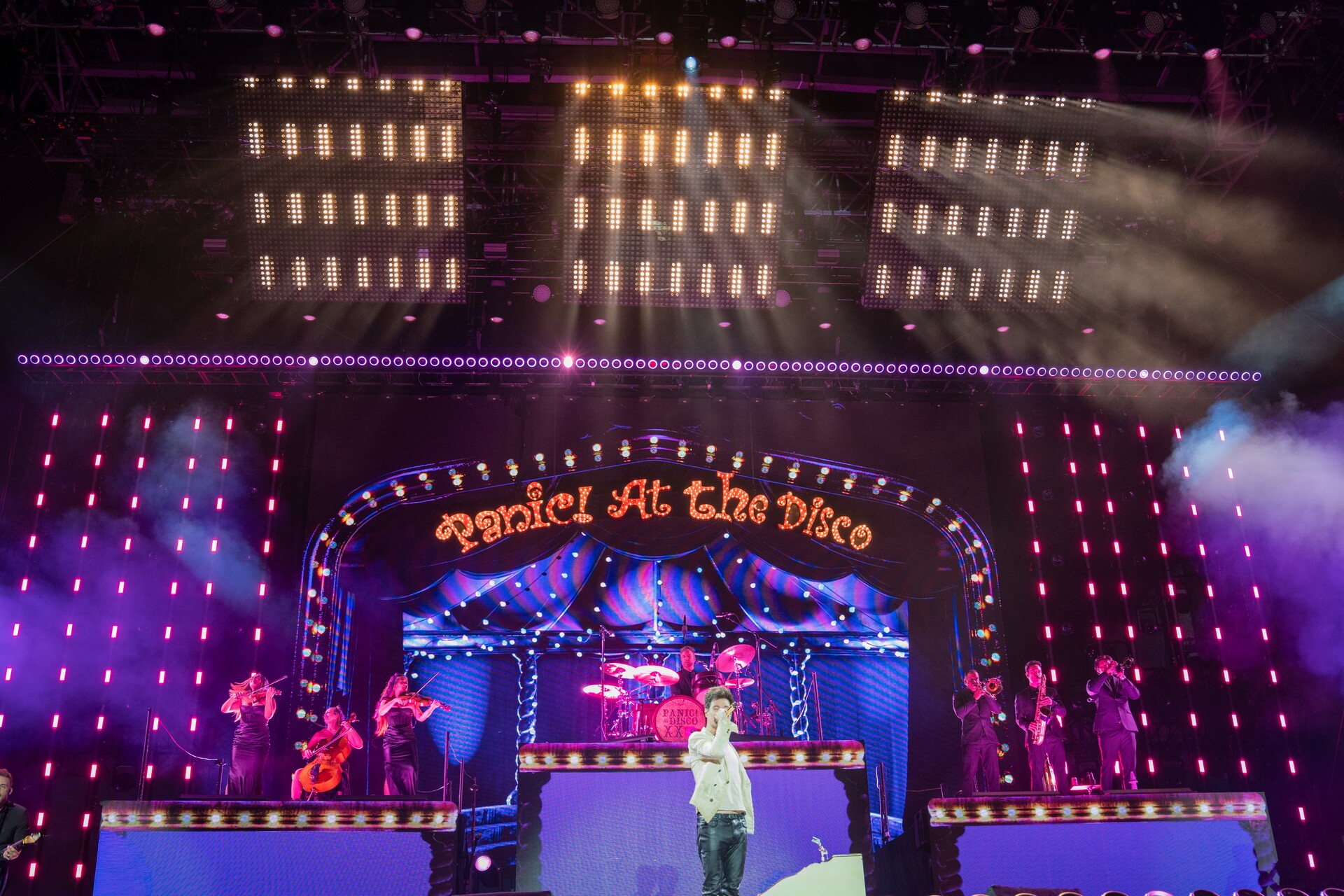 HaluPix Duo crea un'energia visiva straordinaria al When We Were Young Festival
