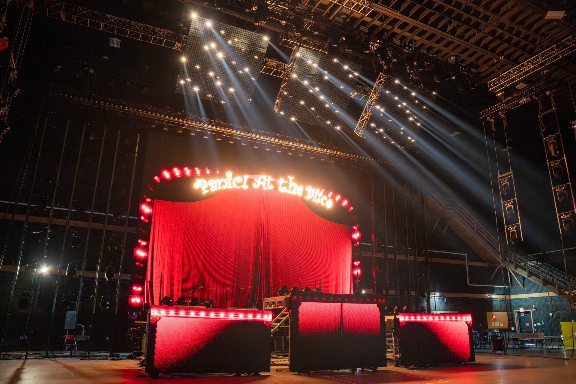HaluPix Duo crea un'energia visiva straordinaria al When We Were Young Festival