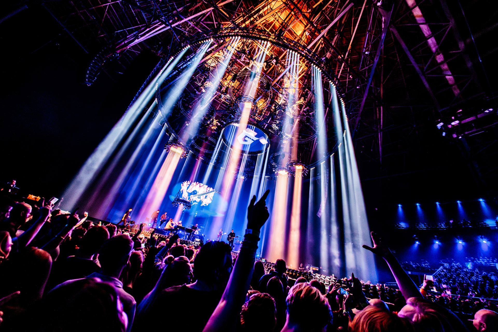 PROLIGHTS HaluPix Duo Lights Up Guus Meeuwis' 30th Anniversary Show