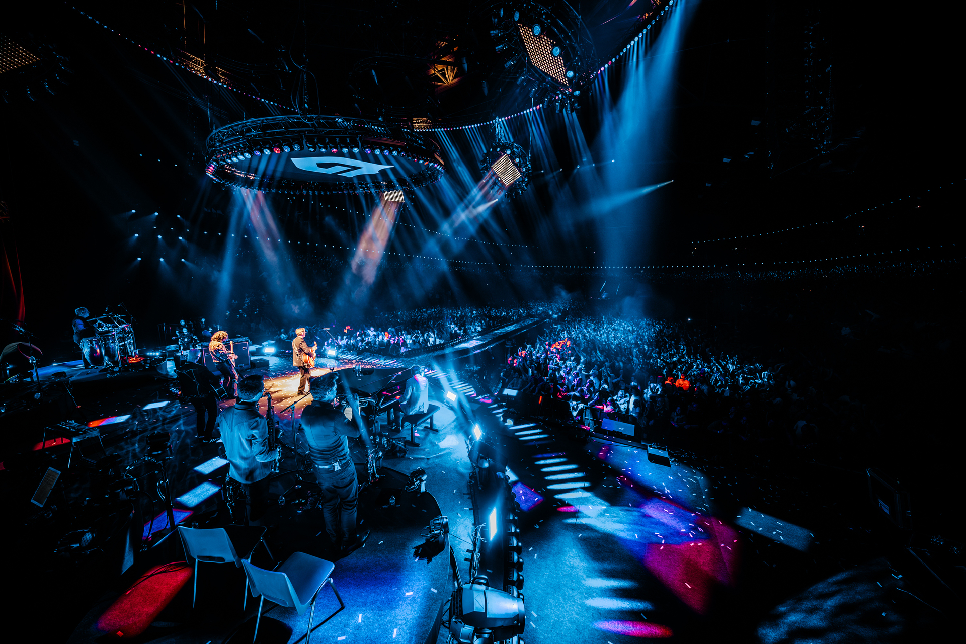 PROLIGHTS HaluPix Duo Lights Up Guus Meeuwis' 30th Anniversary Show