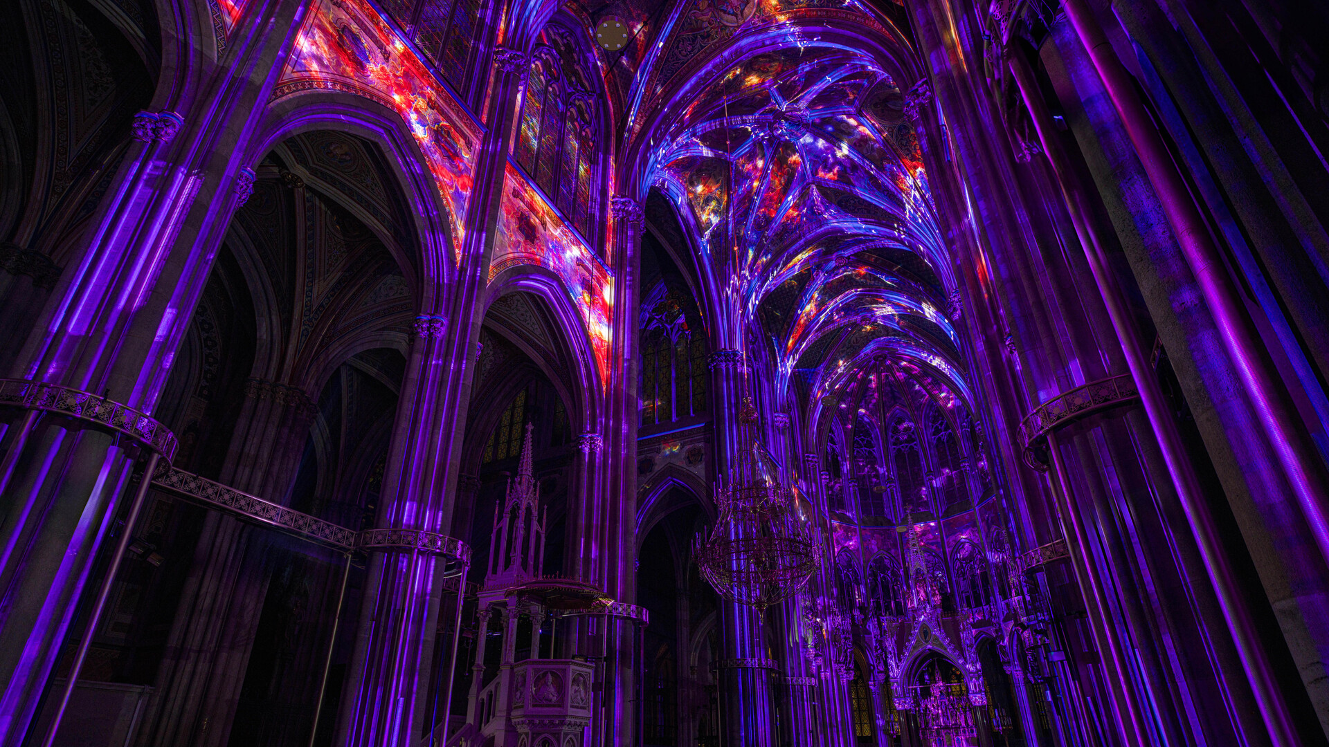 Alla Votivkirche di Vienna, la Genesi raccontata in luce con le Astra Hybrid330 di PROLIGHTS

