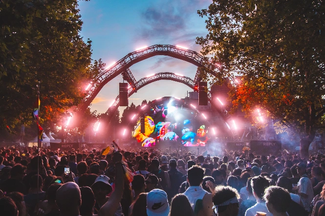 PROLIGHTS SunBar FLX Frames Kappa FuturFestival's Voyager and Nova Stages 
