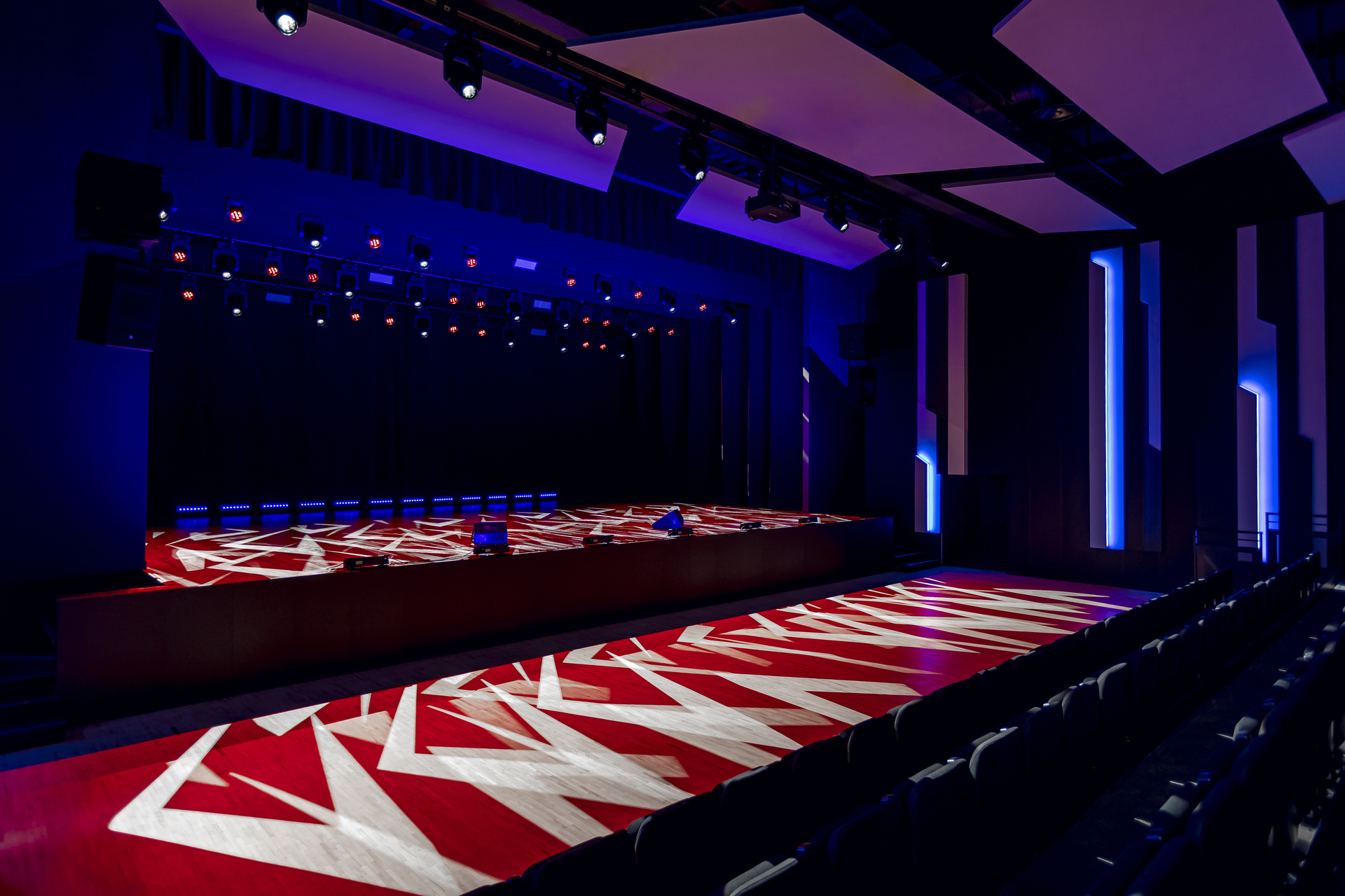 La nuova sala eventi del Vilnius College si trasforma con PROLIGHTS
